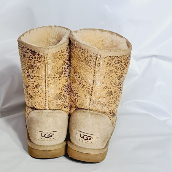 UGG   - Picture 10 of 15